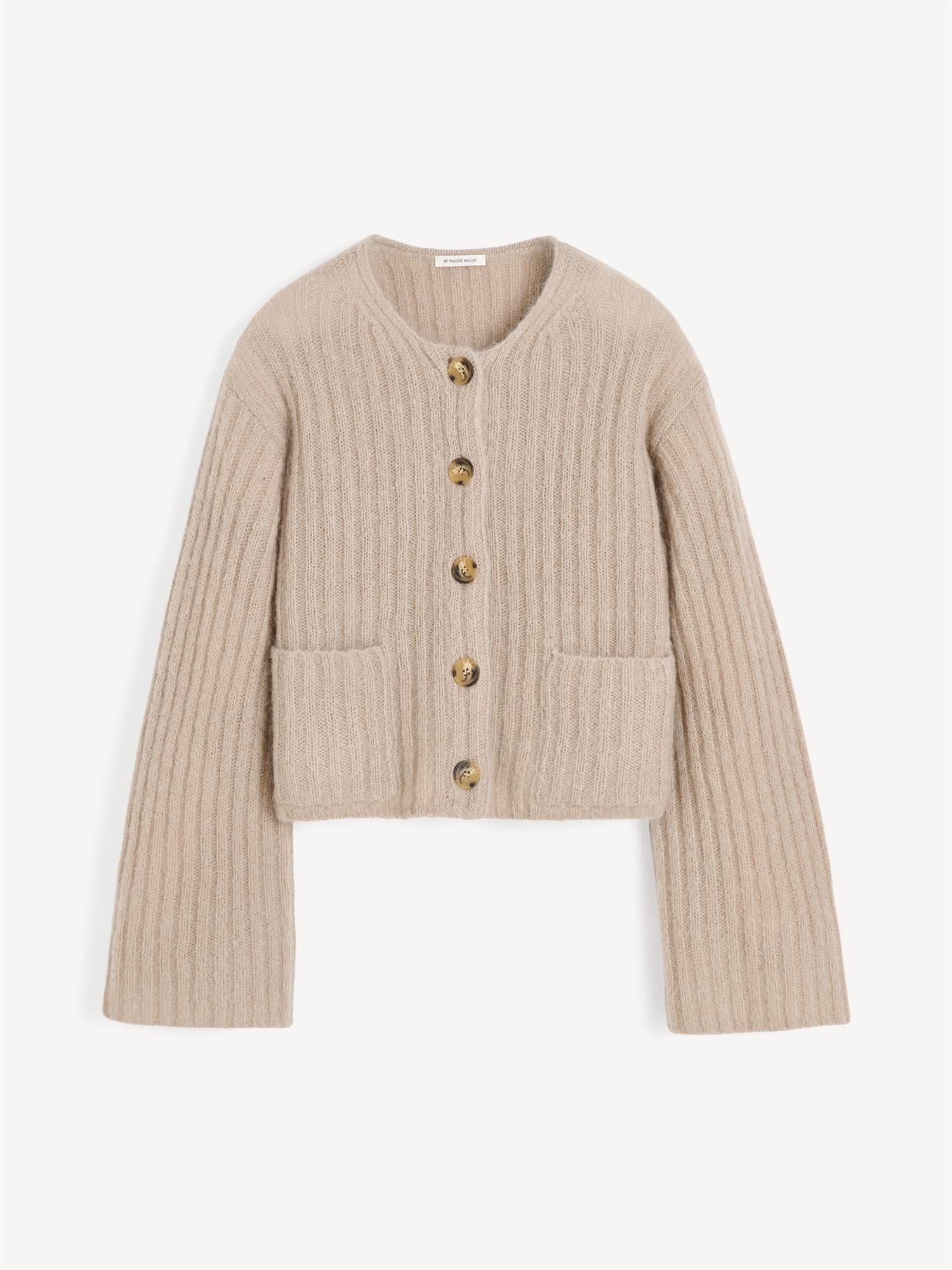 By Malene Birger Cierrou rib cardigan i beige, med en cropped lengde, trompetarmer og laget av en blanding av ull, mohair og polyamid.