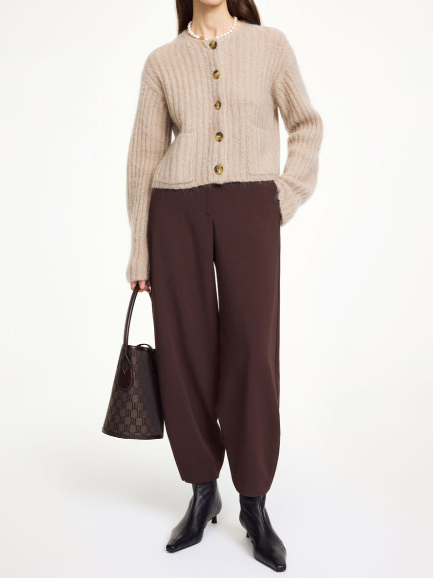 By Malene Birger Cierrou rib cardigan i beige, med en cropped lengde, trompetarmer og laget av en blanding av ull, mohair og polyamid.