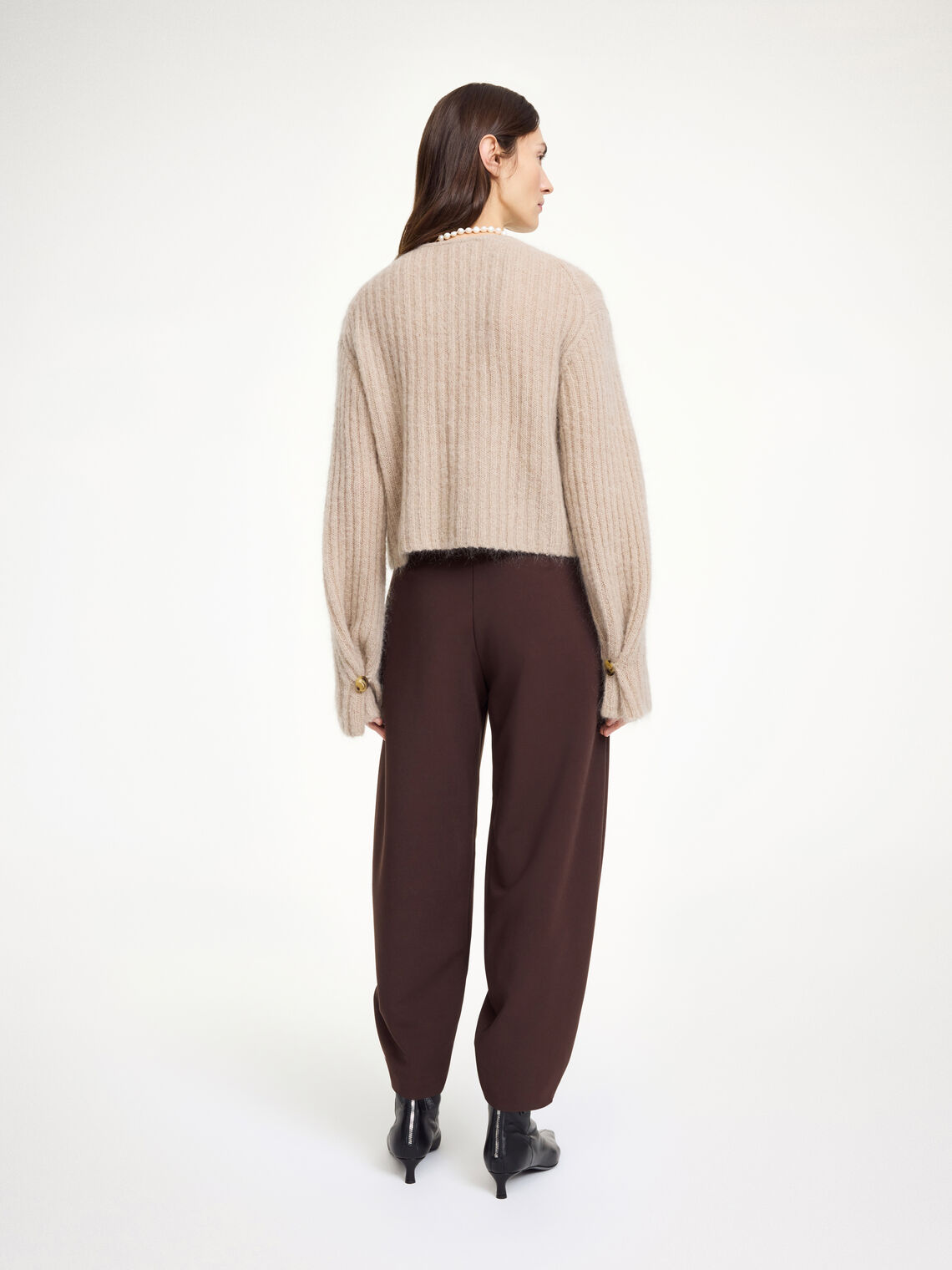 By Malene Birger Cierrou rib cardigan i beige, med en cropped lengde, trompetarmer og laget av en blanding av ull, mohair og polyamid.