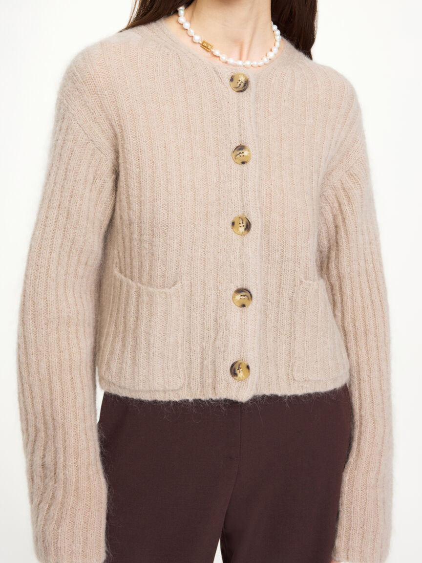 By Malene Birger Cierrou rib cardigan i beige, med en cropped lengde, trompetarmer og laget av en blanding av ull, mohair og polyamid.