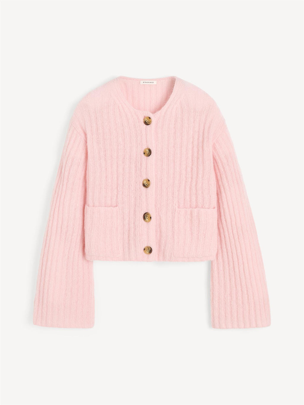By Malene Birger Cierrou rib cardigan i rosa, med en cropped lengde, trompetarmer og laget av en blanding av ull, mohair og polyamid.