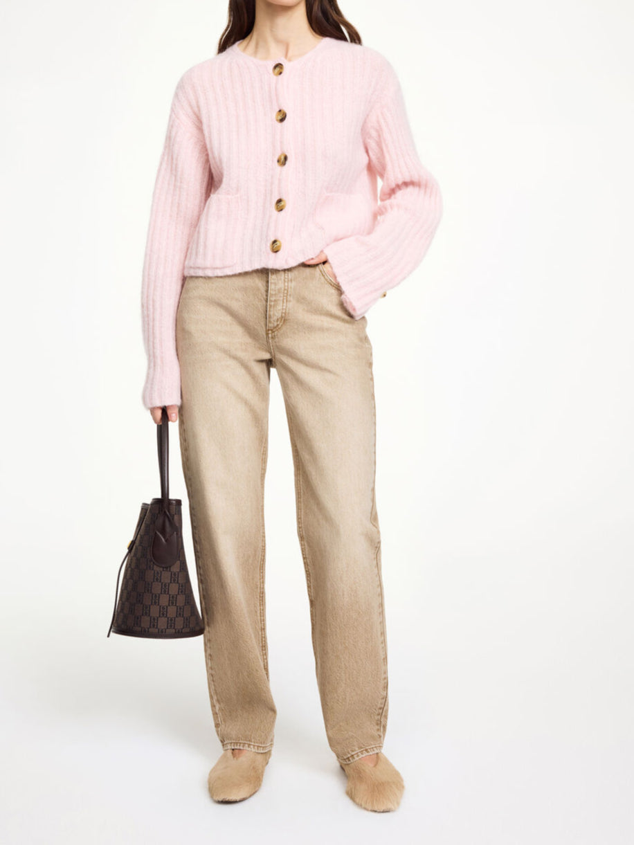 By Malene Birger Cierrou rib cardigan i rosa, med en cropped lengde, trompetarmer og laget av en blanding av ull, mohair og polyamid.