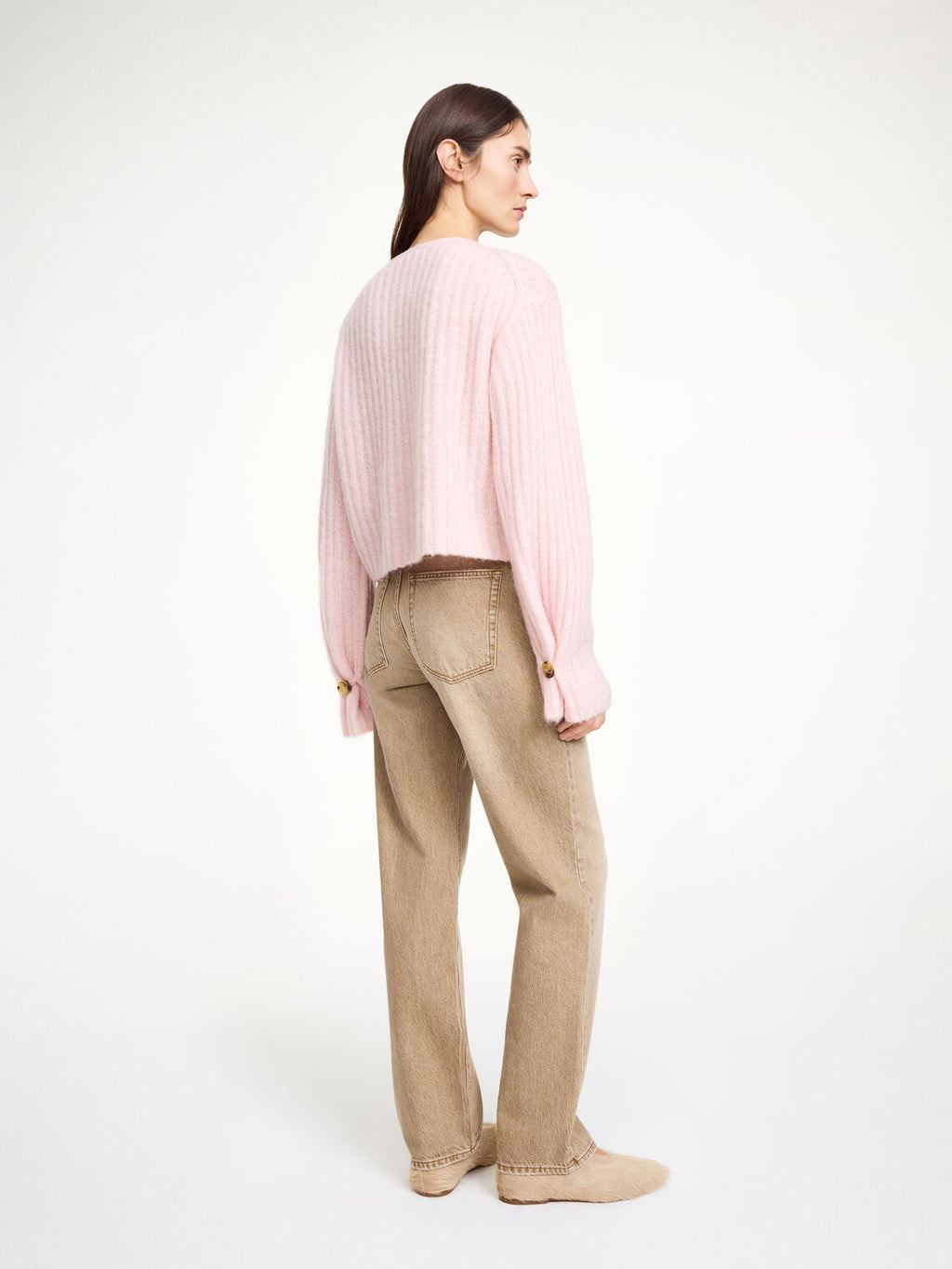 By Malene Birger Cierrou rib cardigan i rosa, med en cropped lengde, trompetarmer og laget av en blanding av ull, mohair og polyamid.