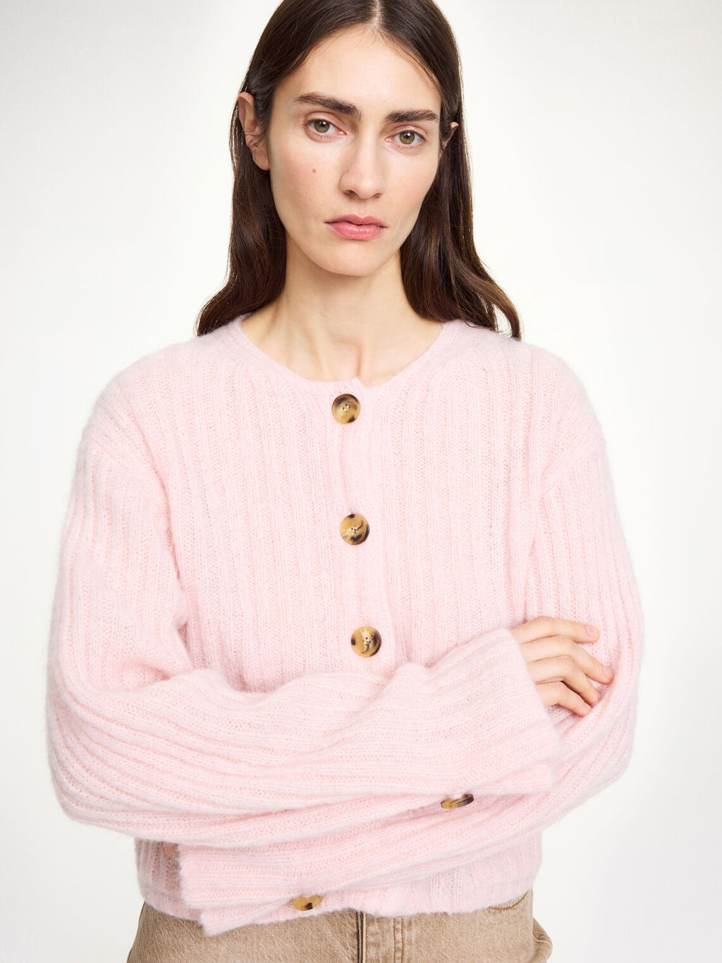By Malene Birger Cierrou rib cardigan i rosa, med en cropped lengde, trompetarmer og laget av en blanding av ull, mohair og polyamid.