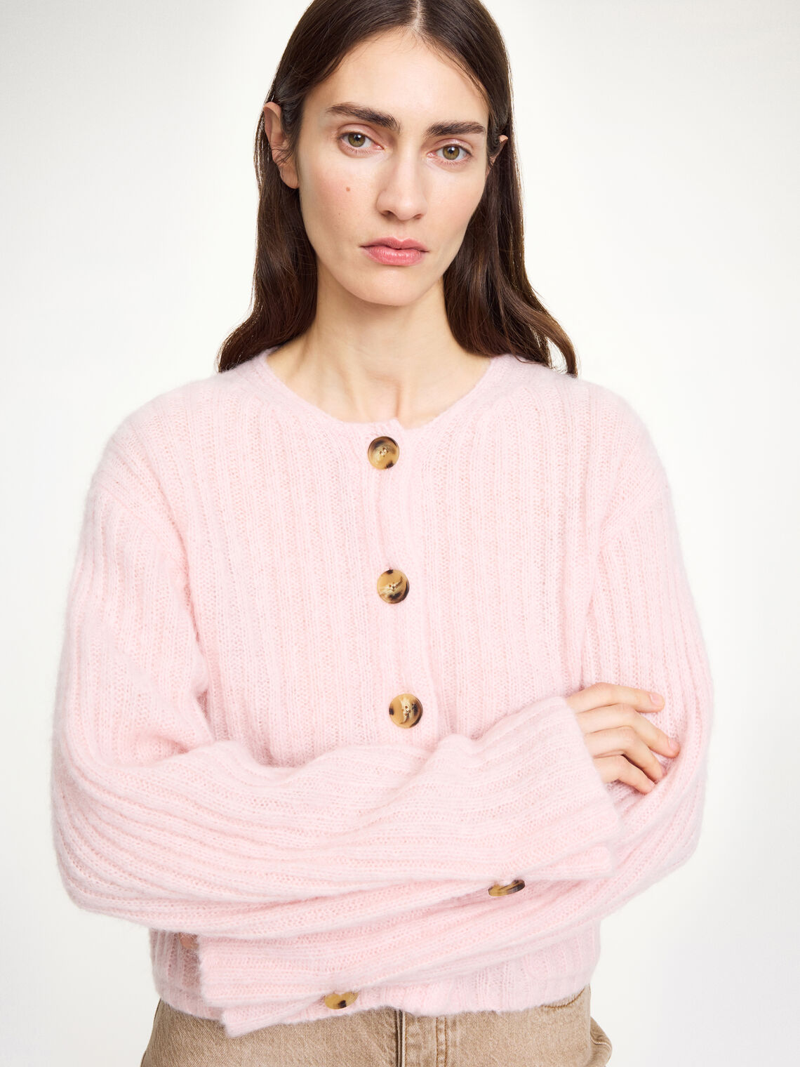 By Malene Birger Cierrou rib cardigan i rosa, med en cropped lengde, trompetarmer og laget av en blanding av ull, mohair og polyamid.