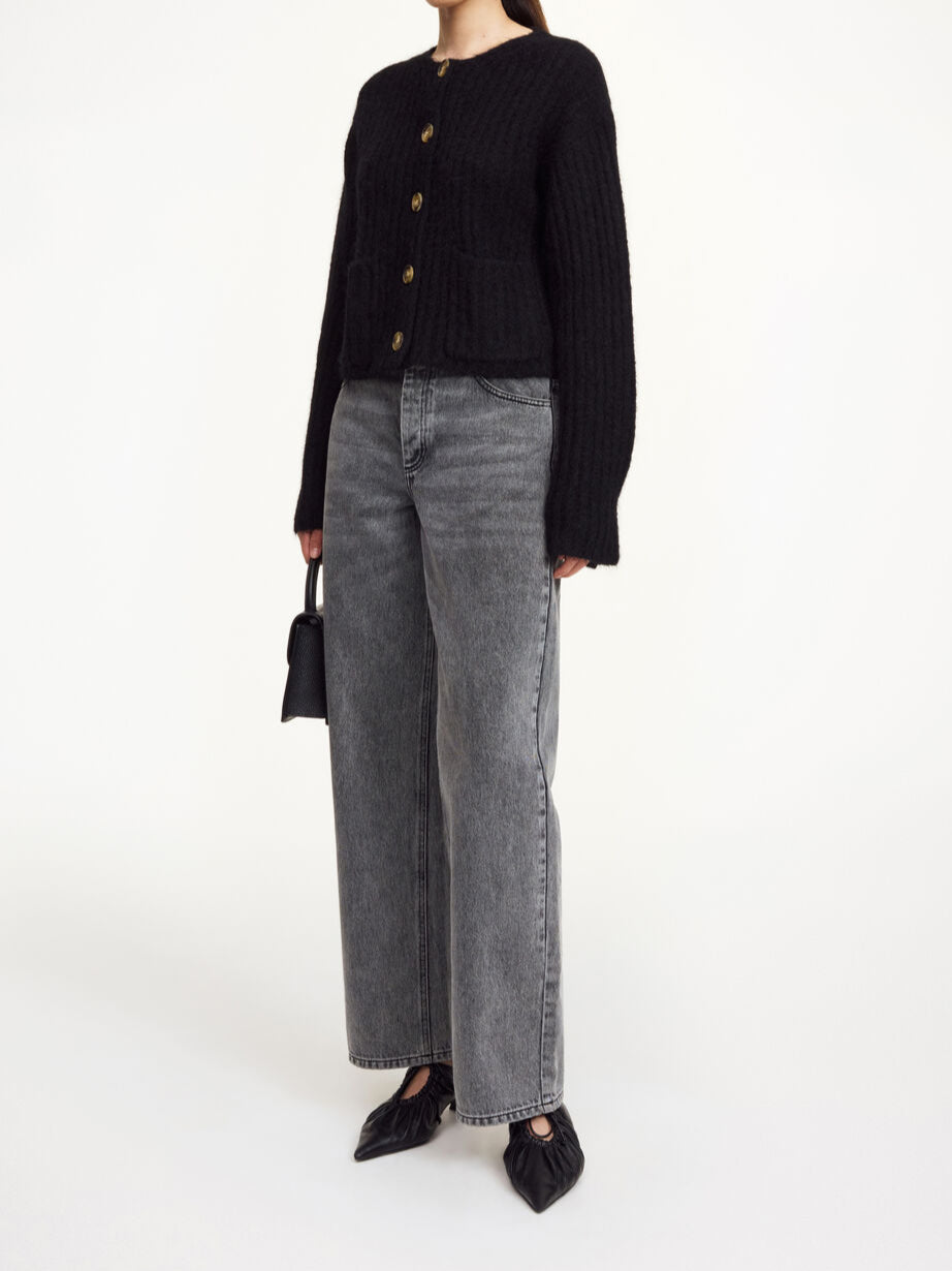 Sort CIERROU rib cardigan i ull og mohair med trompetarmer og knapper i front, sett fra siden.