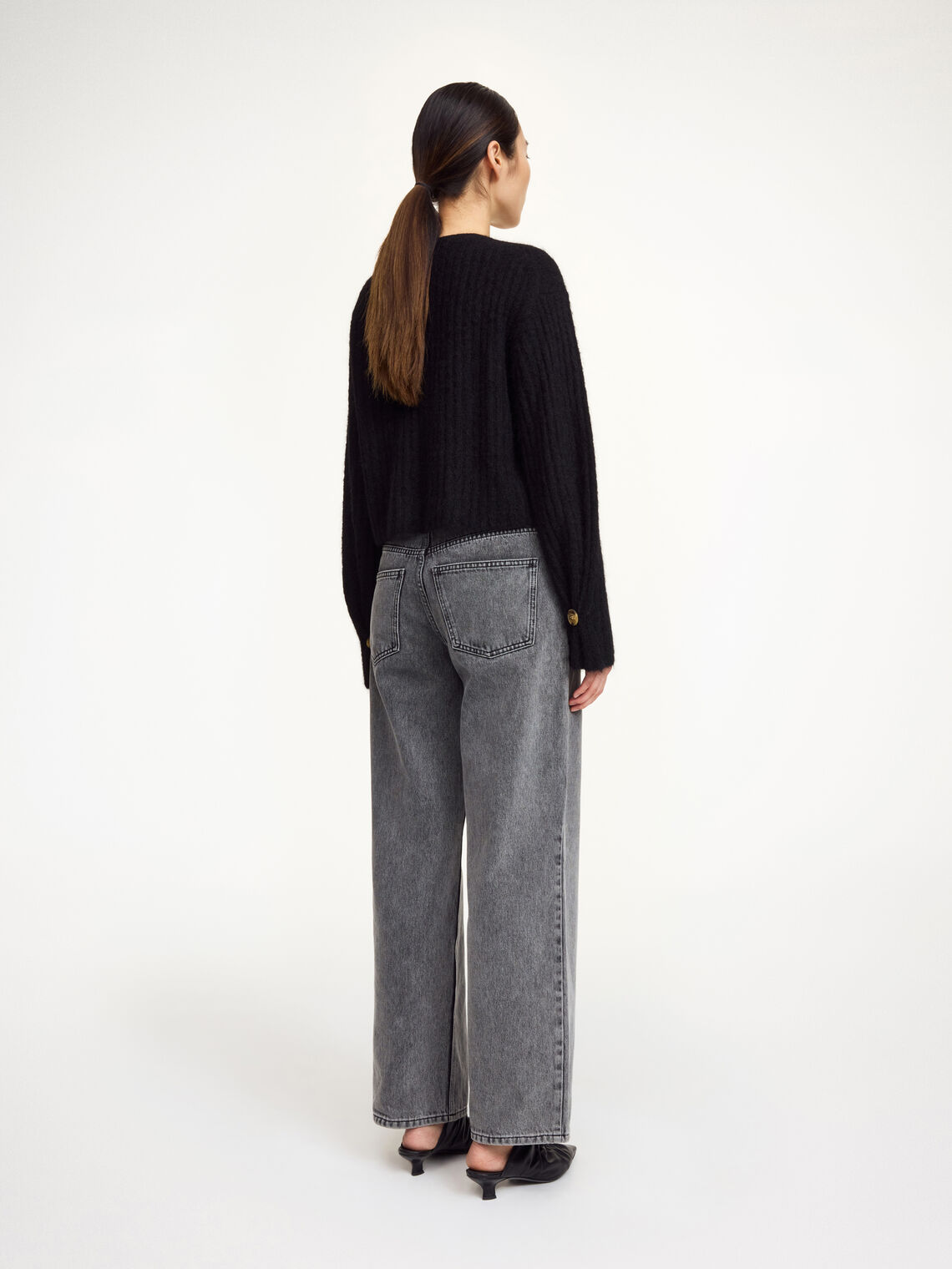 CIERROU cardigan i sort ull og mohair, ribbestrikk, lommer og cropped passform, bakfra.