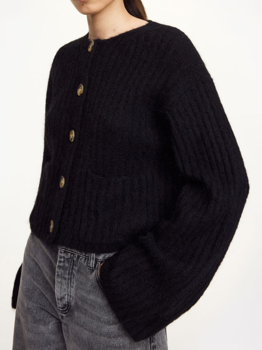Nærbilde av sort CIERROU rib cardigan med synlige knapper og trompetarmer i ull og mohair.