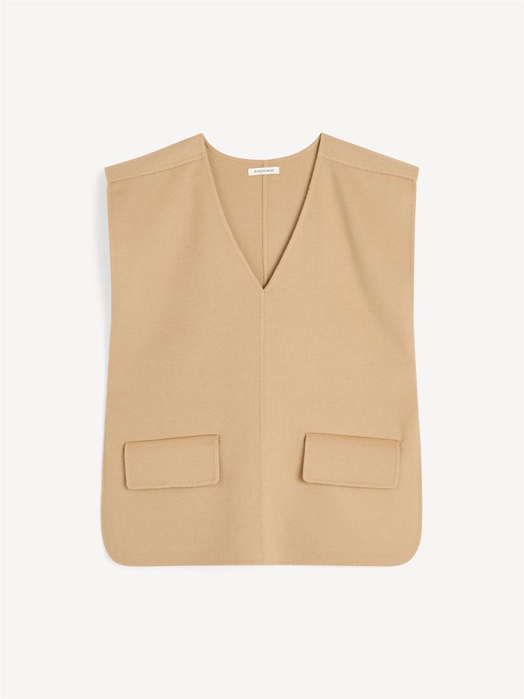 By Malene Birger Cilia vest i beige, laget av 100% ull, med en oversized passform, splitt i sidene og v-utringning.