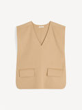 By Malene Birger Cilia vest i beige, laget av 100% ull, med en oversized passform, splitt i sidene og v-utringning.