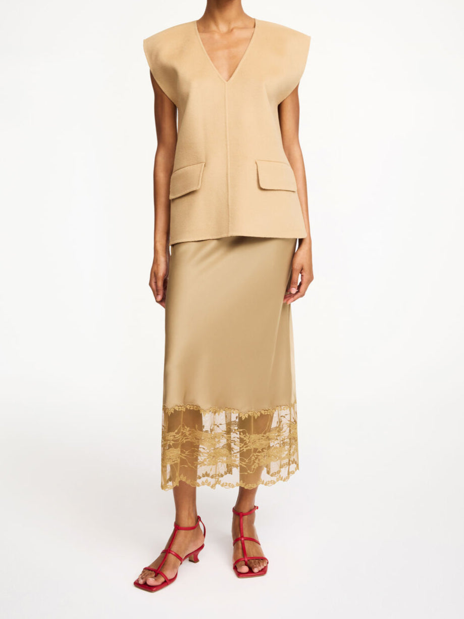 By Malene Birger Cilia vest i beige, laget av 100% ull, med en oversized passform, splitt i sidene og v-utringning.