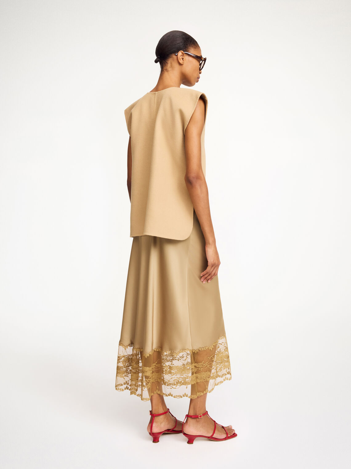 By Malene Birger Cilia vest i beige, laget av 100% ull, med en oversized passform, splitt i sidene og v-utringning.