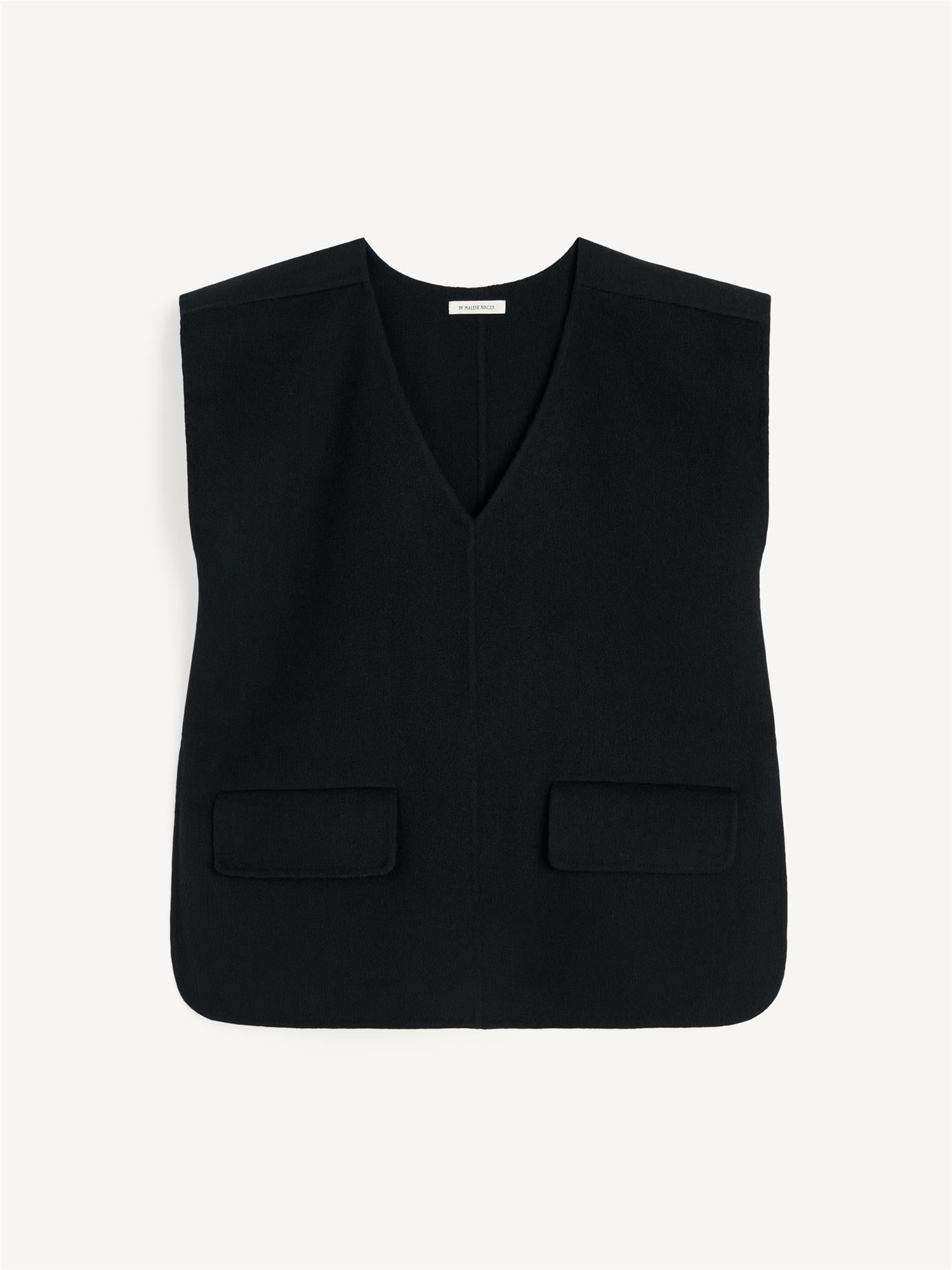 By Malene Birger Cilia vest i sort, laget av 100% ull, med en oversized passform, splitt i sidene og v-utringning.