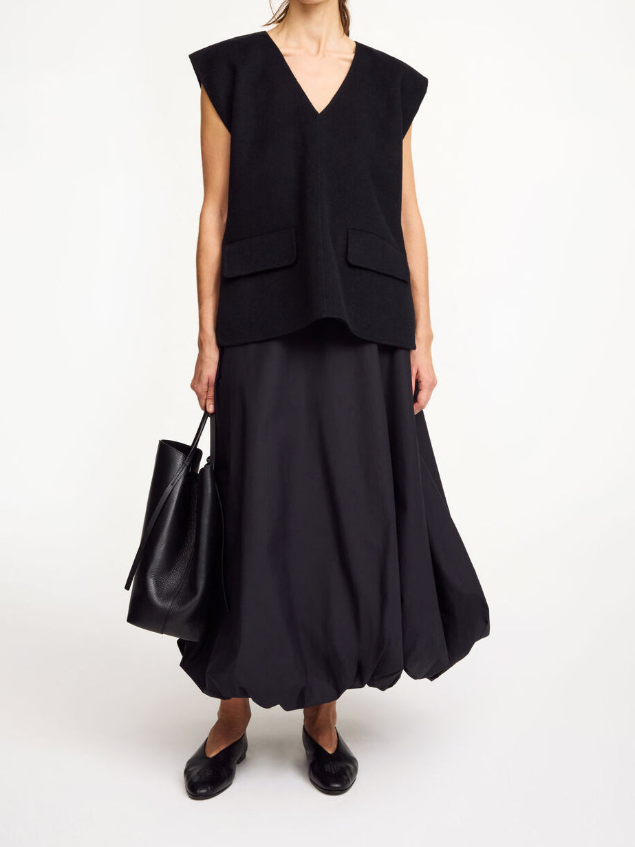 By Malene Birger Cilia vest i sort, laget av 100% ull, med en oversized passform, splitt i sidene og v-utringning.