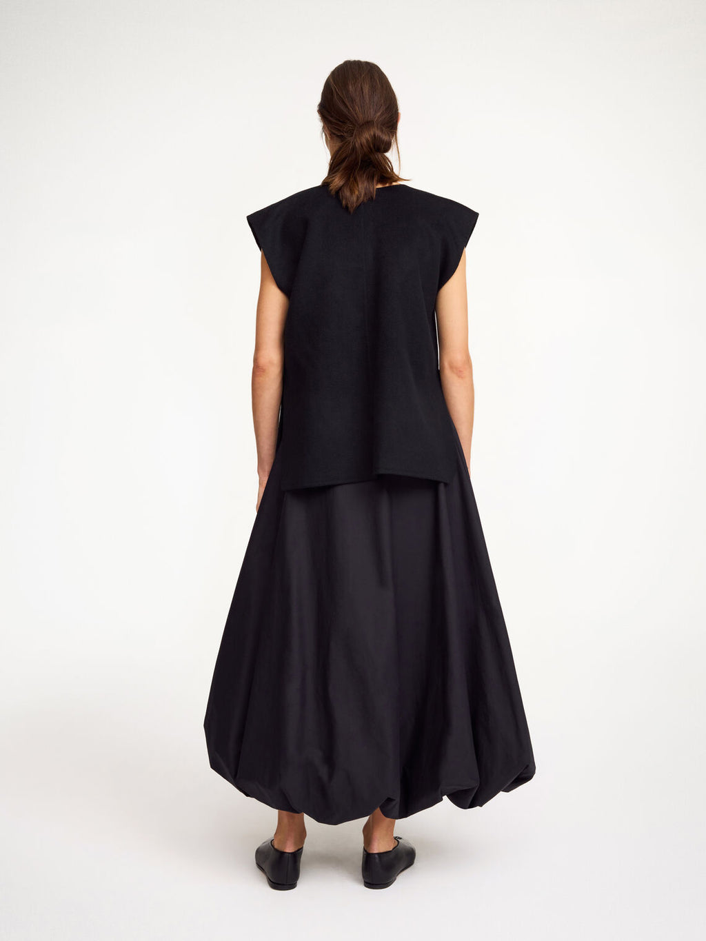 By Malene Birger Cilia vest i sort, laget av 100% ull, med en oversized passform, splitt i sidene og v-utringning.