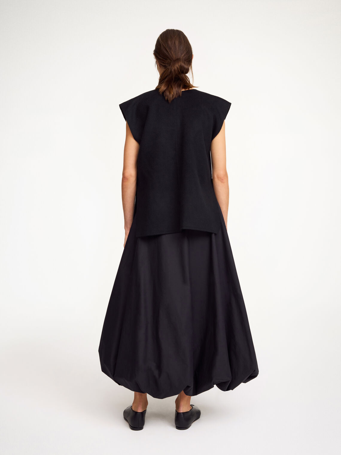 By Malene Birger Cilia vest i sort, laget av 100% ull, med en oversized passform, splitt i sidene og v-utringning.