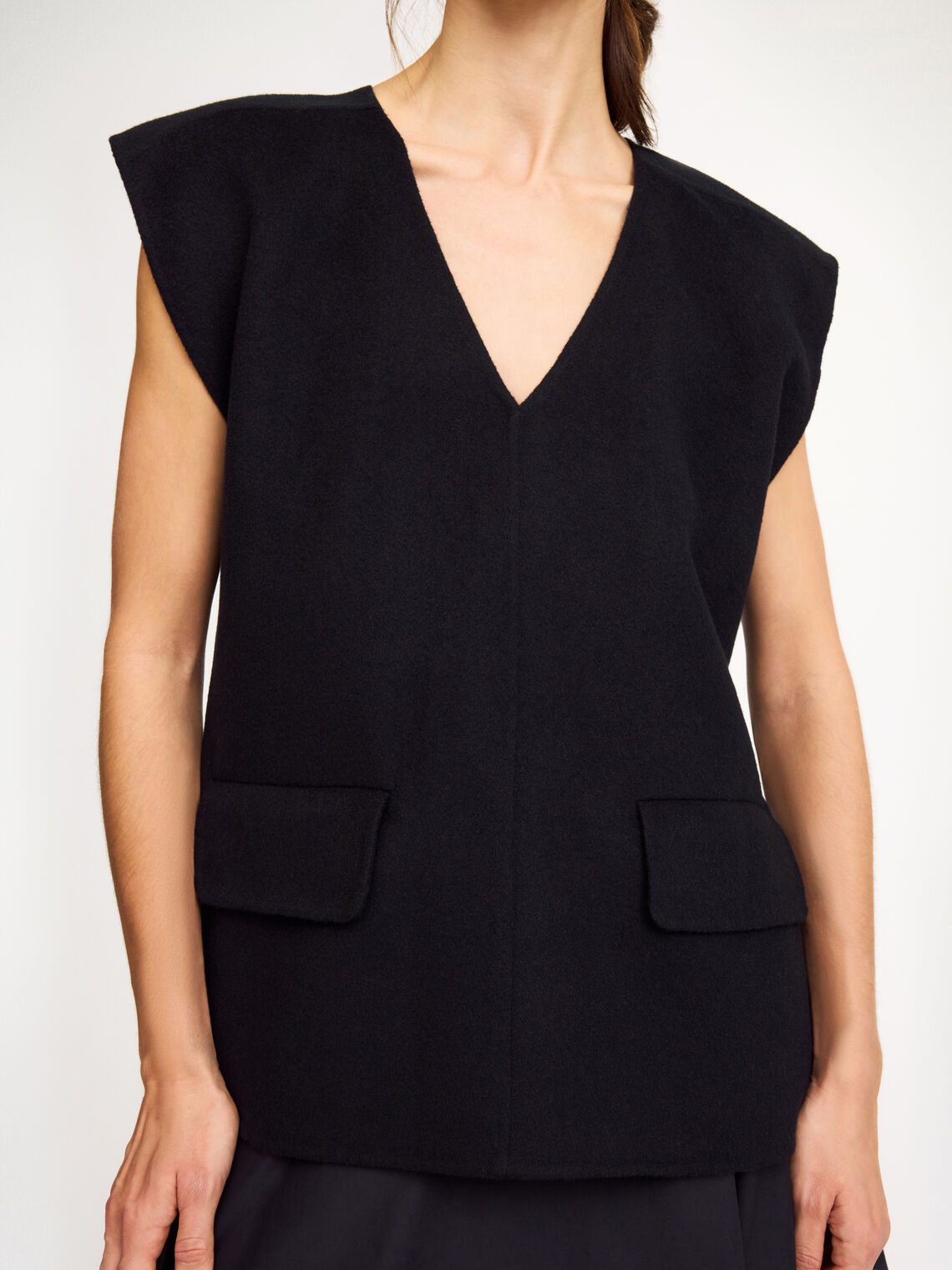 By Malene Birger Cilia vest i sort, laget av 100% ull, med en oversized passform, splitt i sidene og v-utringning.