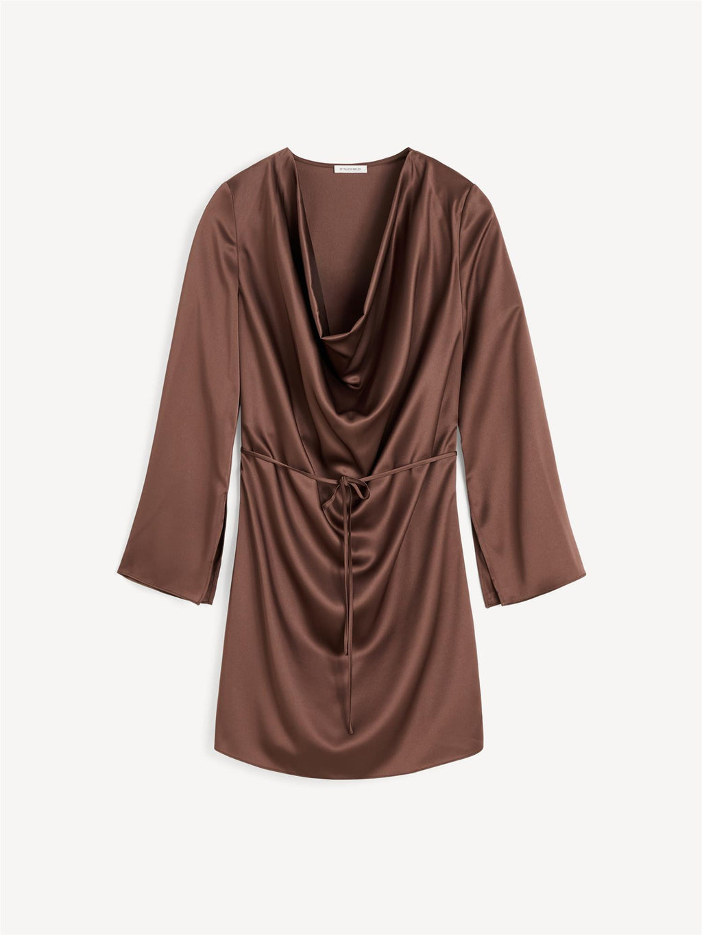 By Malene Birger Cornelia kjole i mørkebrun, med en drapert utringning og avtagbart belte, laget av acetat og polyester.