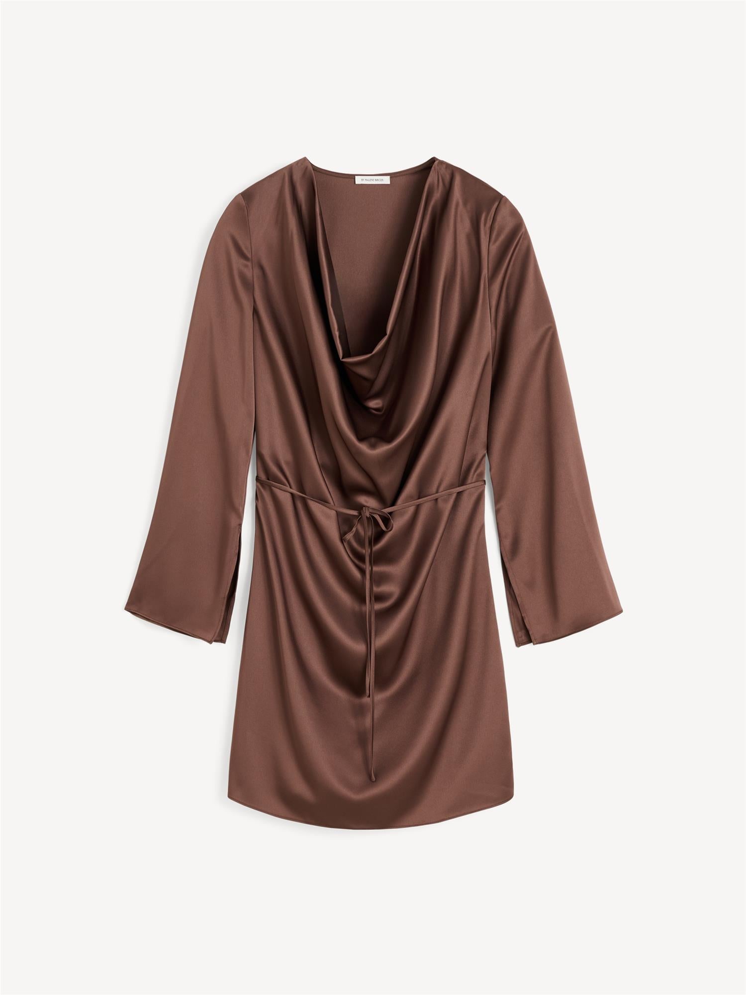 By Malene Birger Cornelia kjole i mørkebrun, med en drapert utringning og avtagbart belte, laget av acetat og polyester.