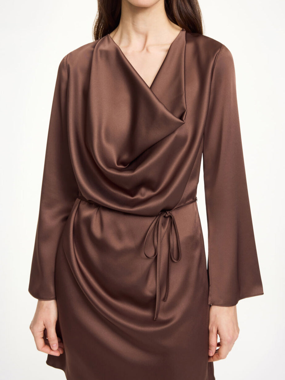By Malene Birger Cornelia kjole i mørkebrun, med en drapert utringning og avtagbart belte, laget av acetat og polyester.