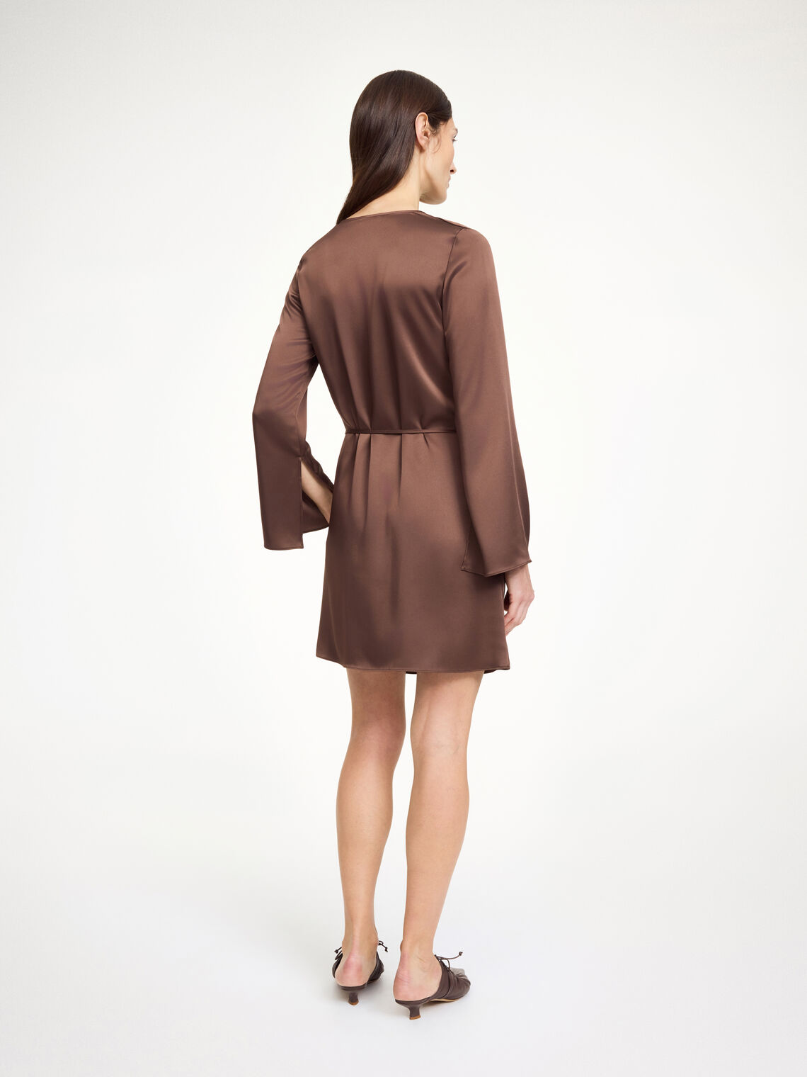 By Malene Birger Cornelia kjole i mørkebrun, med en drapert utringning og avtagbart belte, laget av acetat og polyester.