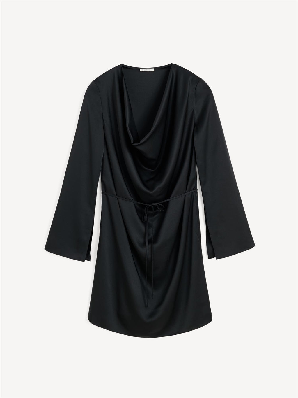 By Malene Birger Cornelia kjole i sort, med en drapert utringning og avtagbart belte, laget av acetat og polyester.