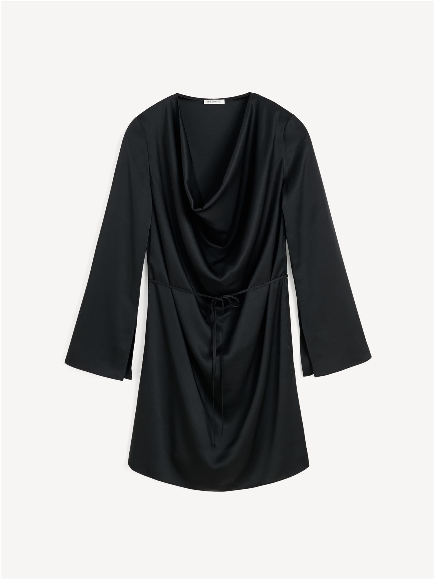 By Malene Birger Cornelia kjole i sort, med en drapert utringning og avtagbart belte, laget av acetat og polyester.