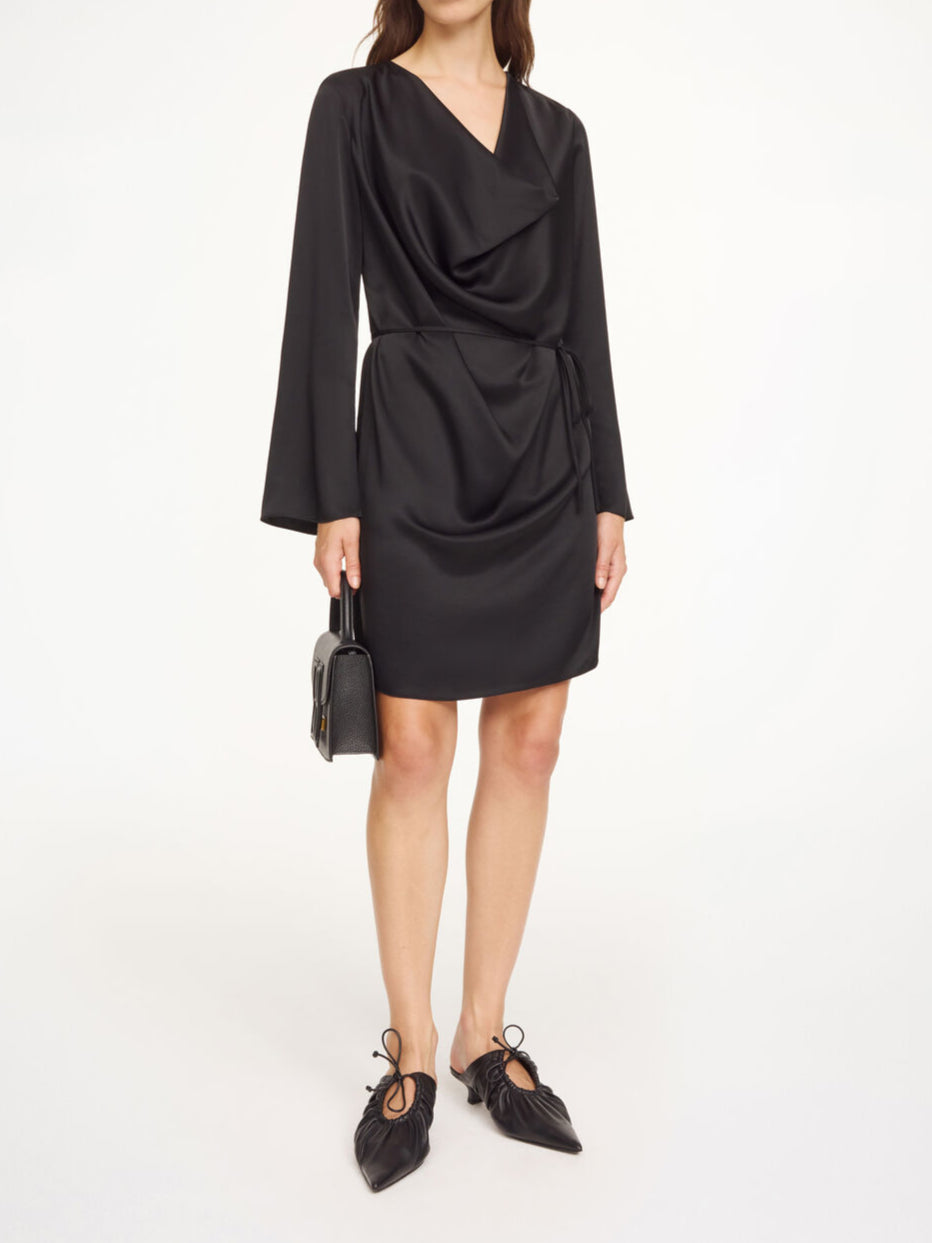 By Malene Birger Cornelia kjole i sort, med en drapert utringning og avtagbart belte, laget av acetat og polyester.