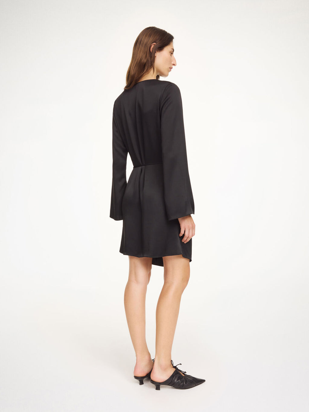 By Malene Birger Cornelia kjole i sort, med en drapert utringning og avtagbart belte, laget av acetat og polyester.