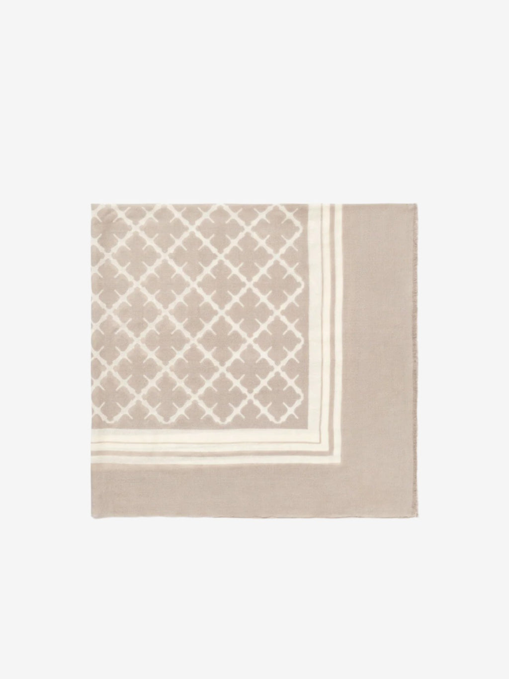 By Malene Birger Cornelis skjerf i fargen feather, laget av 100% ull med Signature Flower-print og små frynser på sidene.