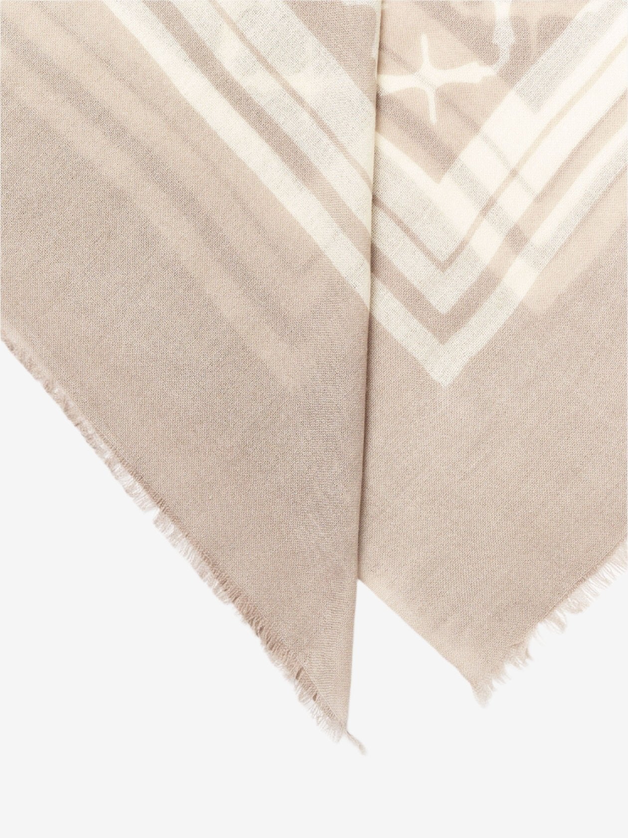 By Malene Birger Cornelis skjerf i fargen feather, laget av 100% ull med Signature Flower-print og små frynser på sidene.