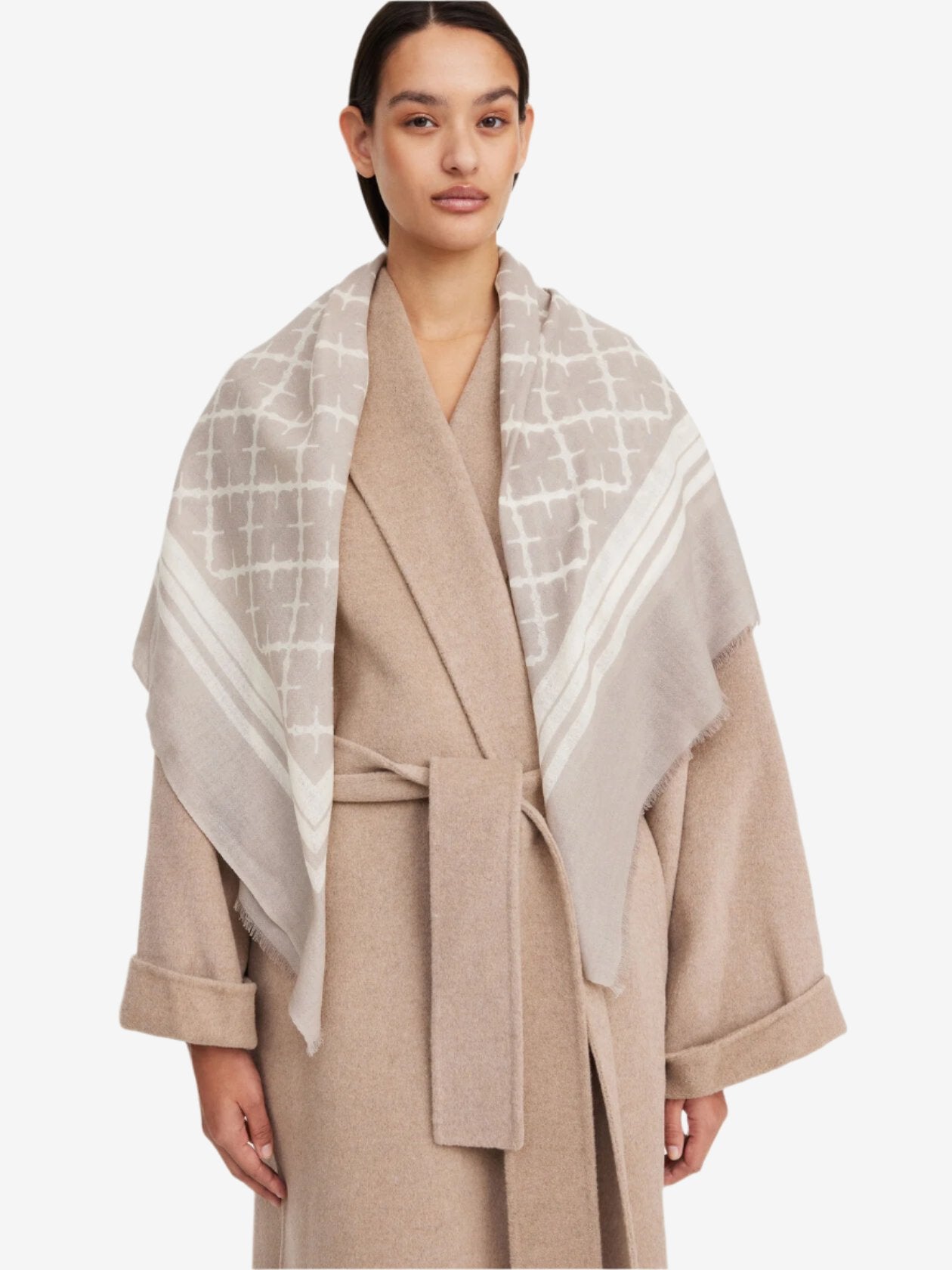 By Malene Birger Cornelis skjerf i fargen feather, laget av 100% ull med Signature Flower-print og små frynser på sidene.