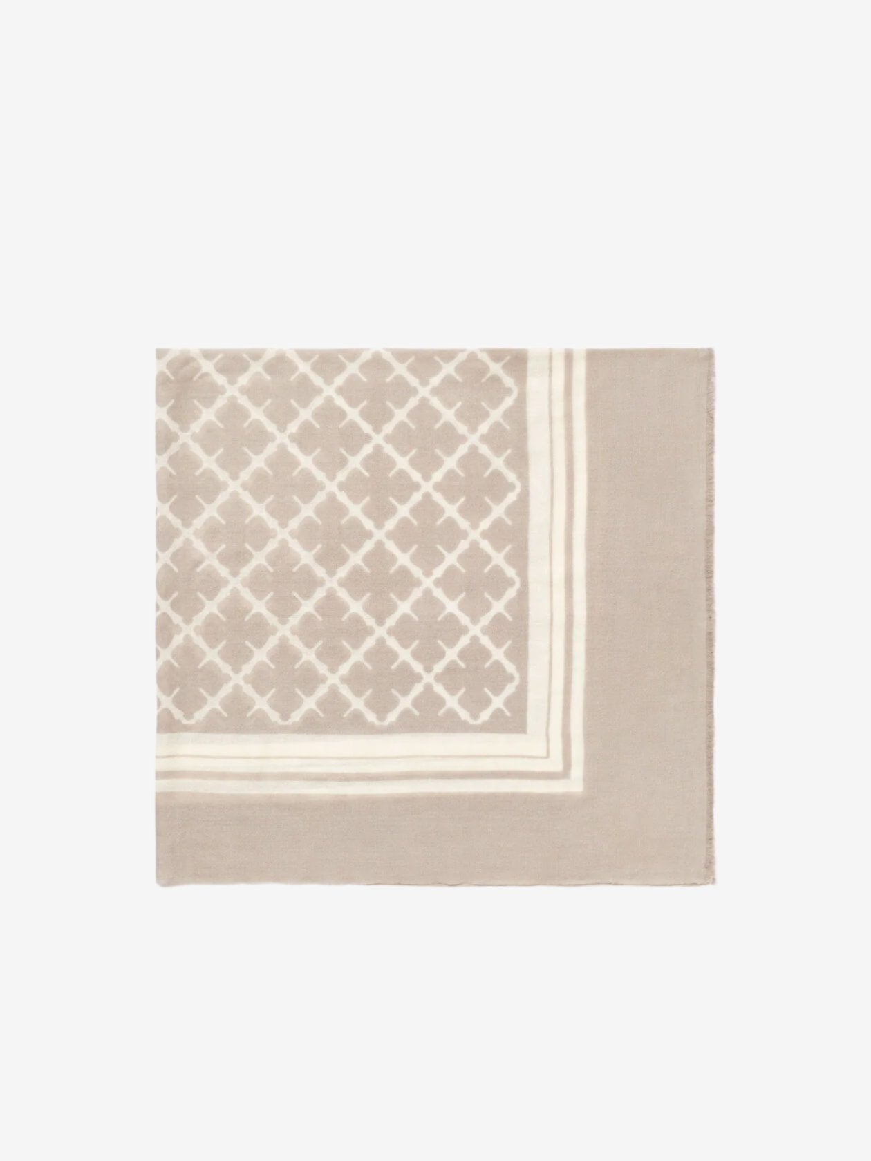 By Malene Birger Cornelis skjerf i fargen feather, laget av 100% ull med Signature Flower-print og små frynser på sidene.