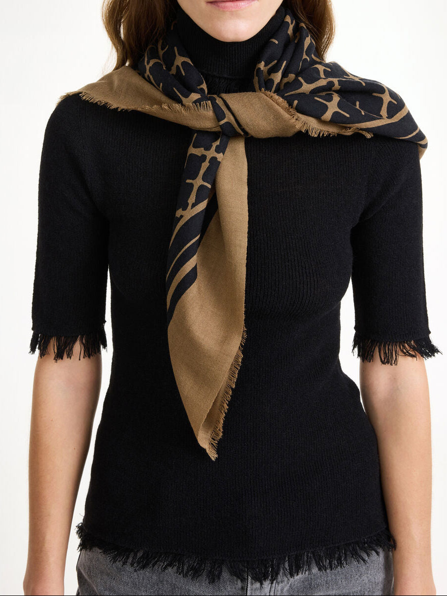 CORNELIS skjerf fra By Malene Birger i fargen brun, laget i 100% ull med Signatur Flower-print og frynser.