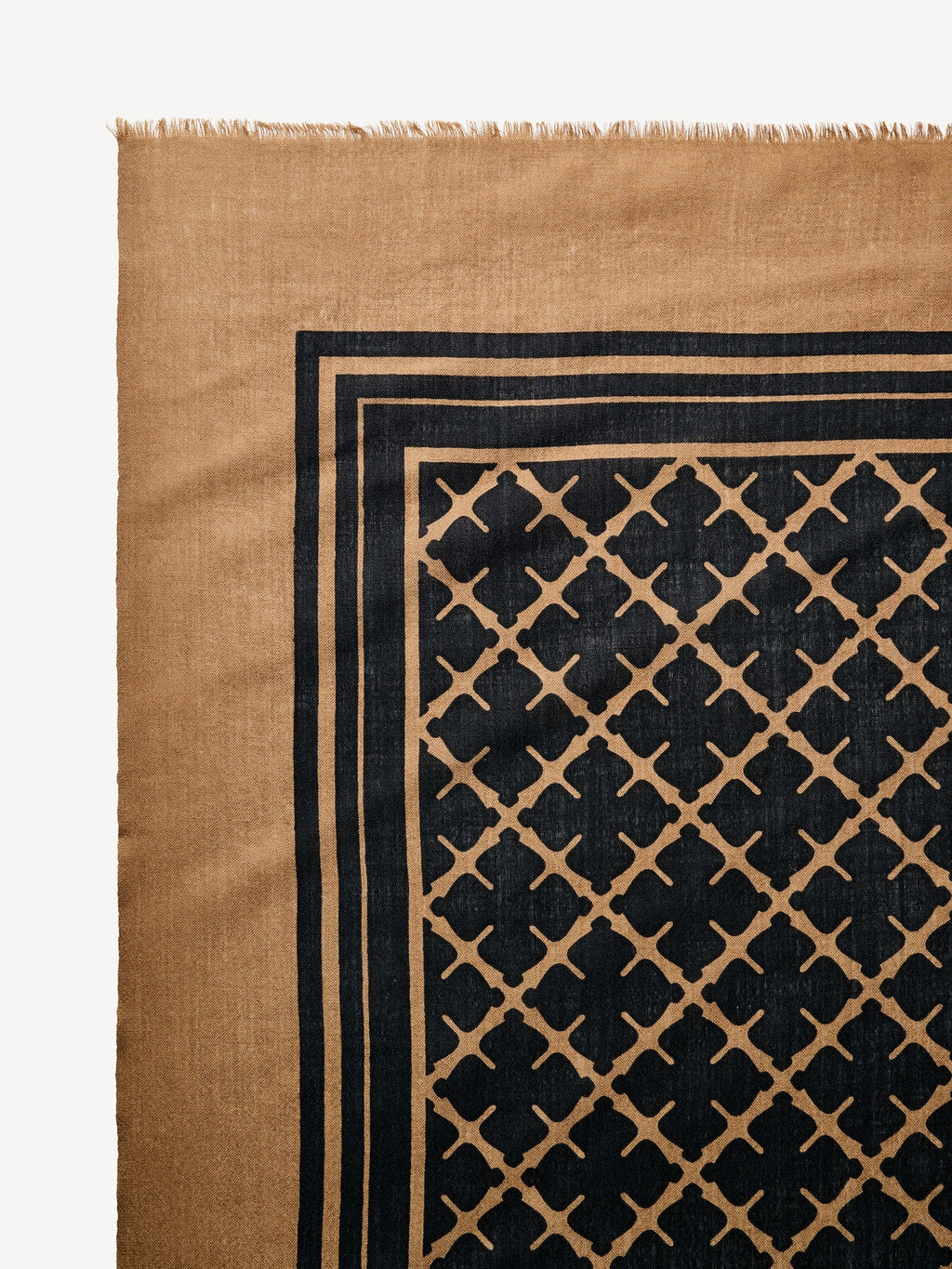 CORNELIS skjerf fra By Malene Birger i fargen brun, laget i 100% ull med Signatur Flower-print og frynser.