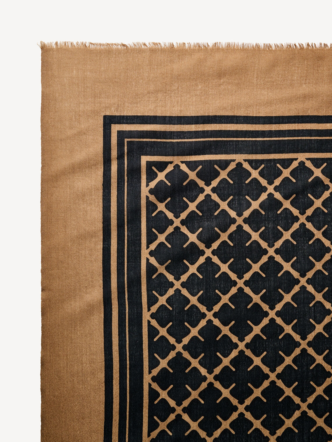 CORNELIS skjerf fra By Malene Birger i fargen brun, laget i 100% ull med Signatur Flower-print og frynser.