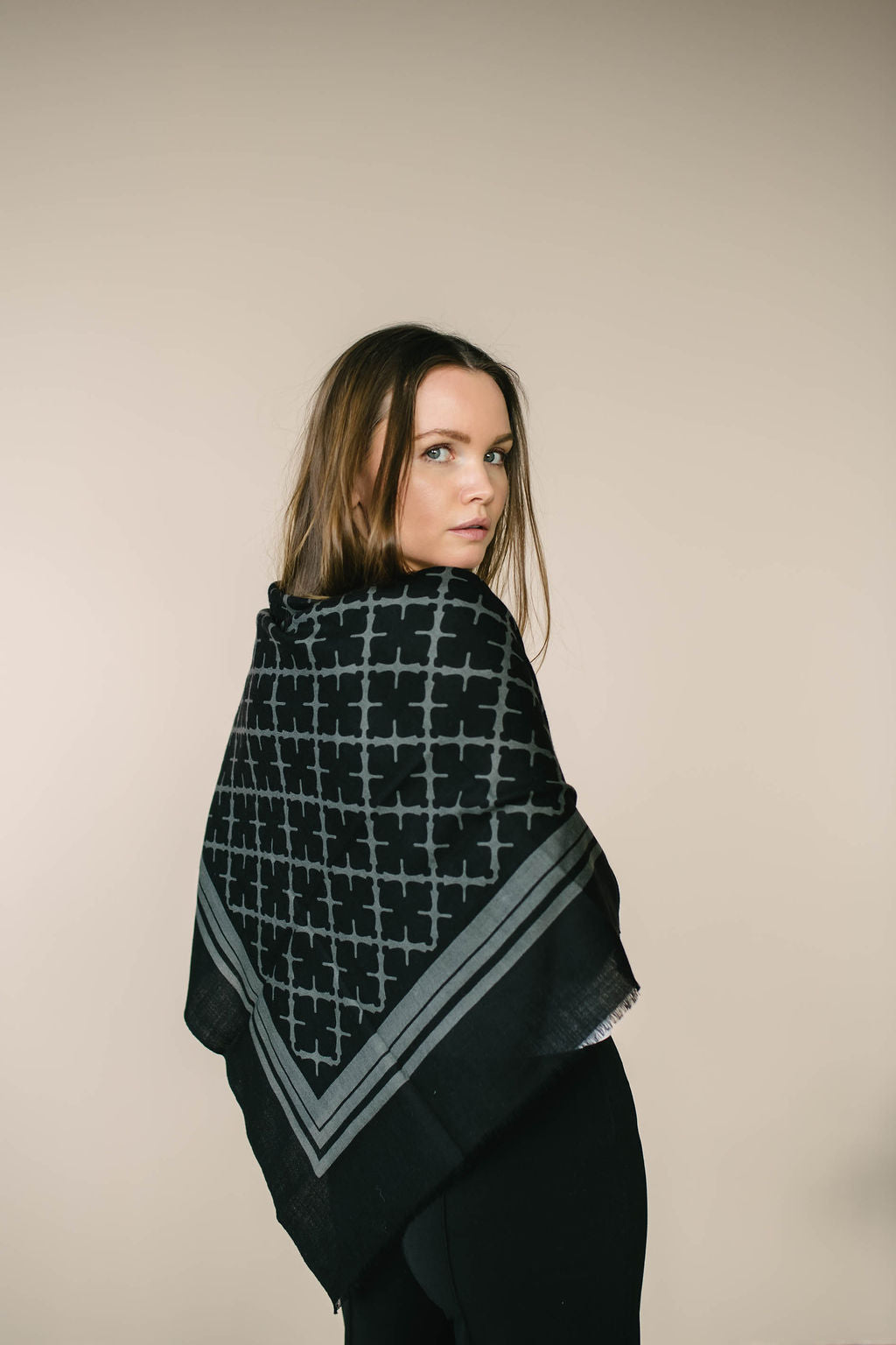 By Malene Birger Cornelis skjerf i grått, laget av 100% ull med Signature Flower-print og små frynser på sidene.