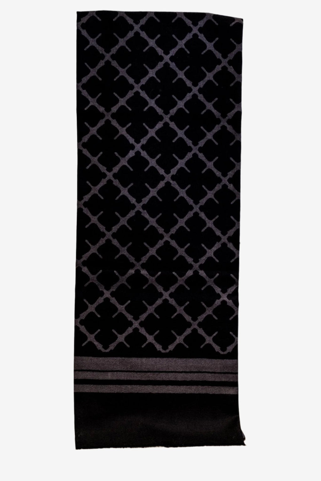 By Malene Birger Cornelis skjerf i grått, laget av 100% ull med Signature Flower-print og små frynser på sidene.