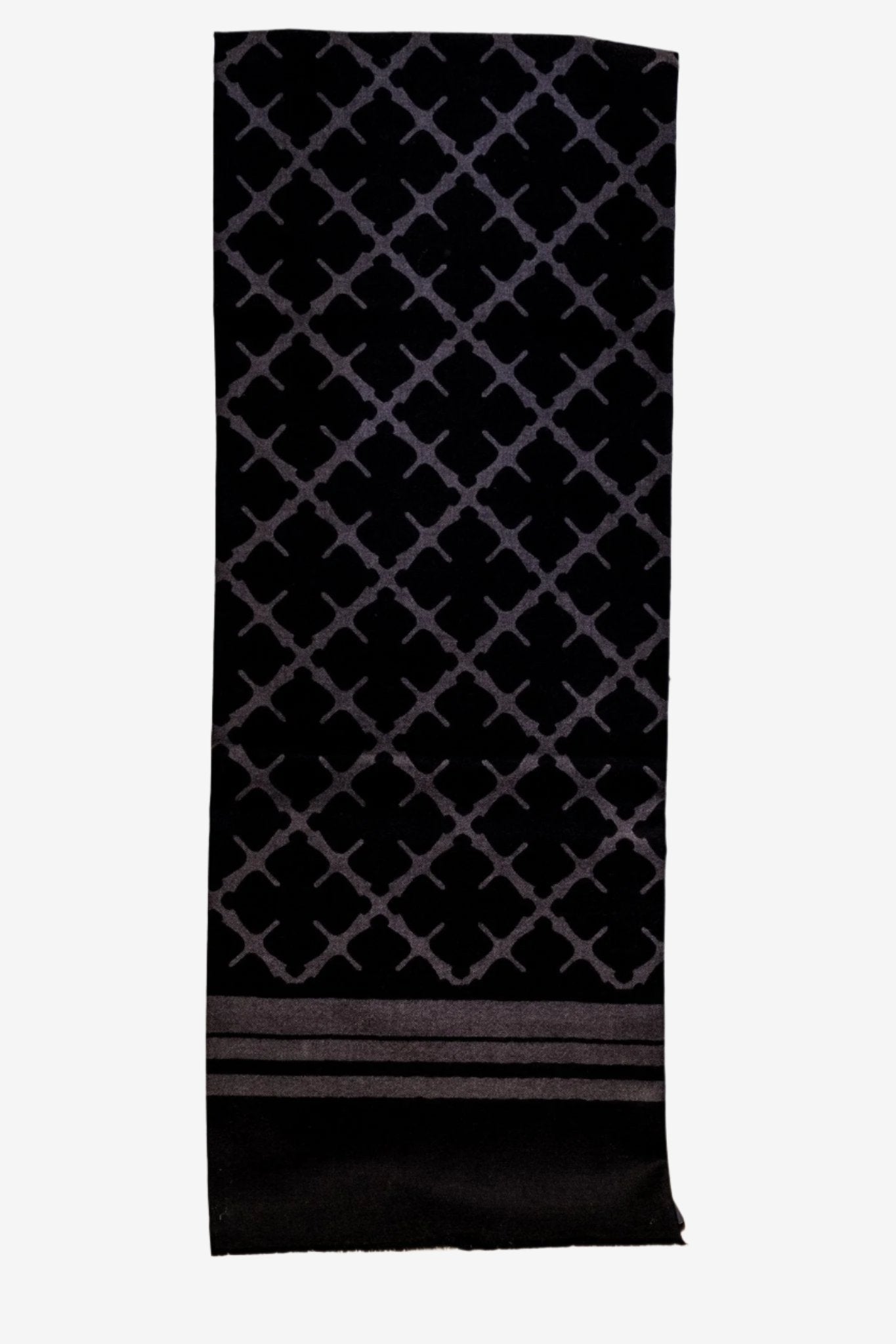 By Malene Birger Cornelis skjerf i grått, laget av 100% ull med Signature Flower-print og små frynser på sidene.