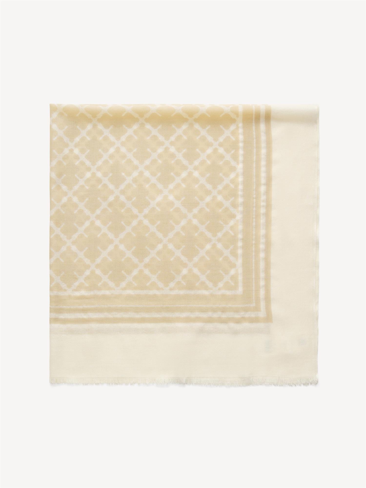 By Malene Birger Cornelis skjerf i kremfarget, laget av 100% ull med Signature Flower-print og små frynser på sidene.