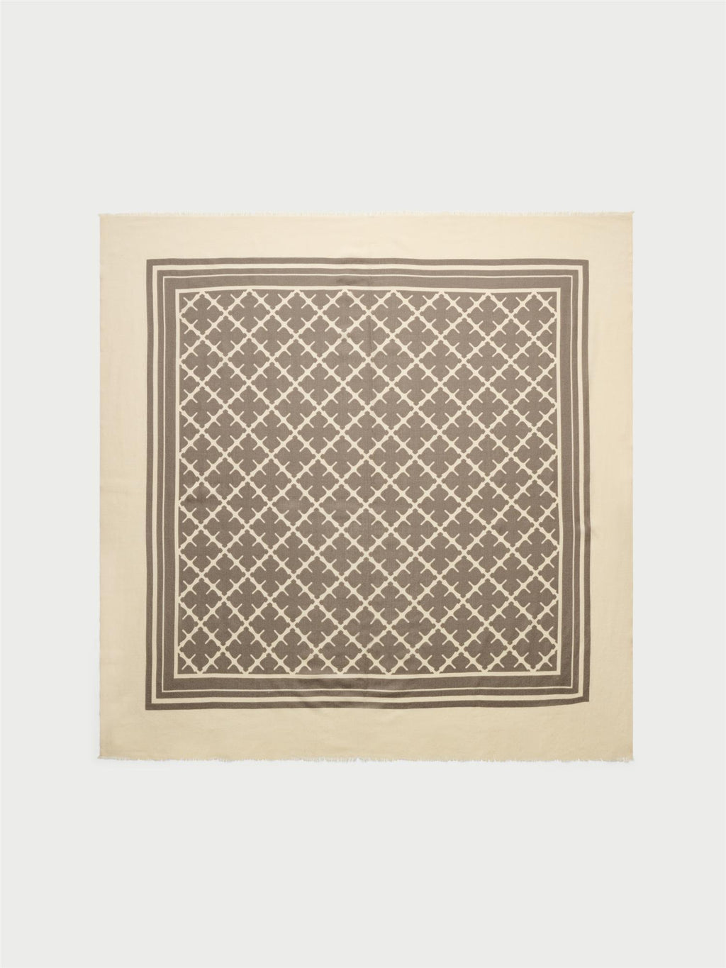 CORNELIS skjerf fra By Malene Birger i fargen kremfarget, laget i 100% ull med Signatur Flower-print og frynser i kantene.
