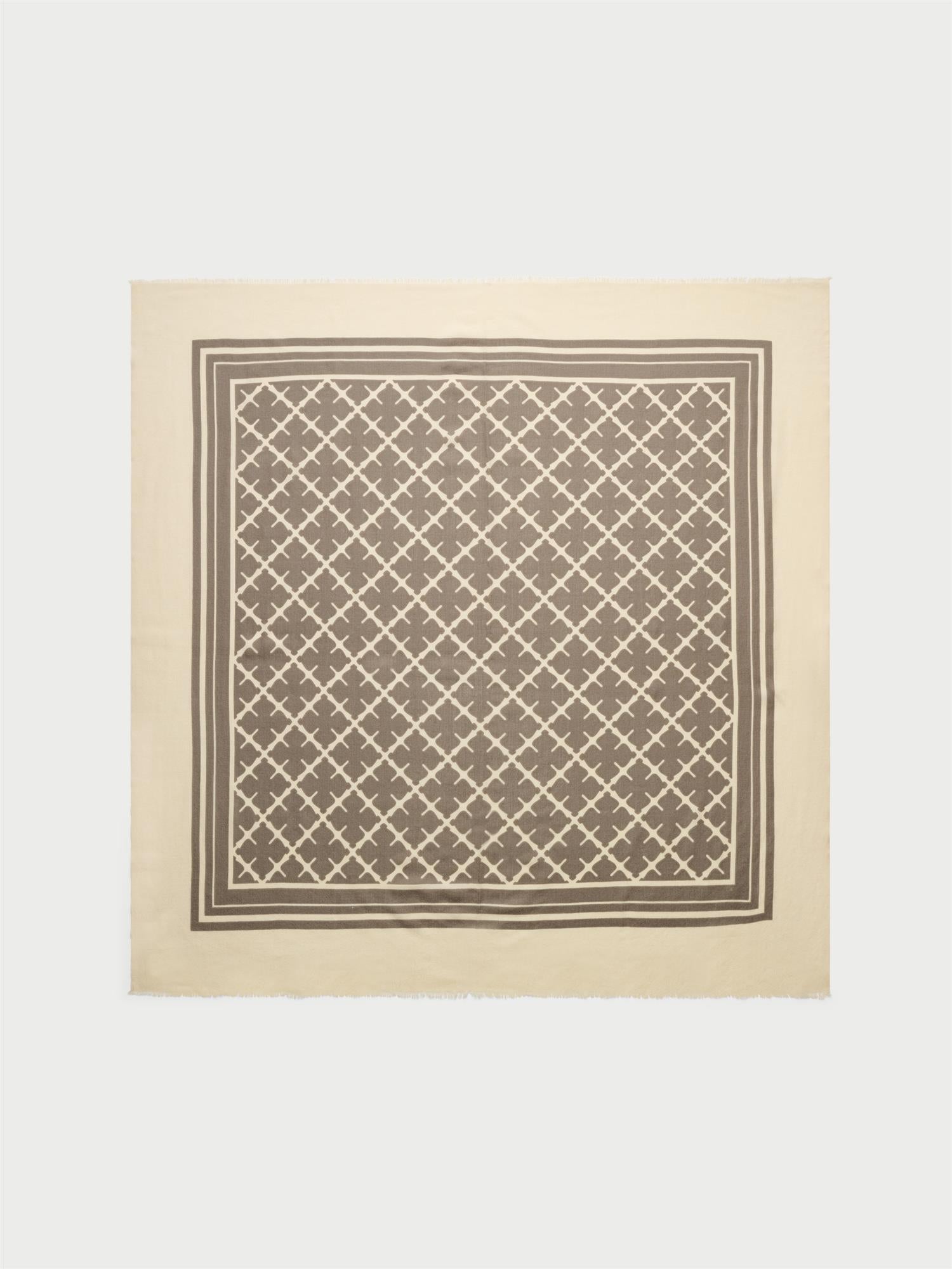 CORNELIS skjerf fra By Malene Birger i fargen kremfarget, laget i 100% ull med Signatur Flower-print og frynser i kantene.