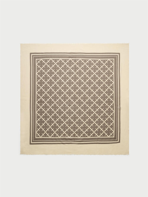 CORNELIS skjerf fra By Malene Birger i fargen kremfarget, laget i 100% ull med Signatur Flower-print og frynser i kantene.