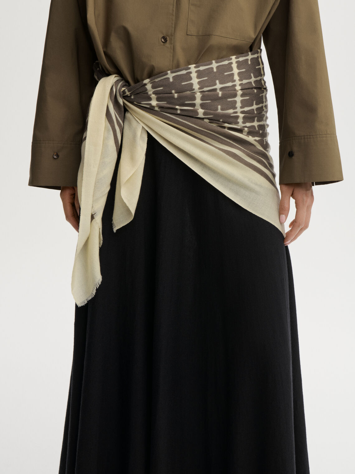 CORNELIS skjerf fra By Malene Birger i fargen kremfarget, laget i 100% ull med Signatur Flower-print og frynser i kantene.