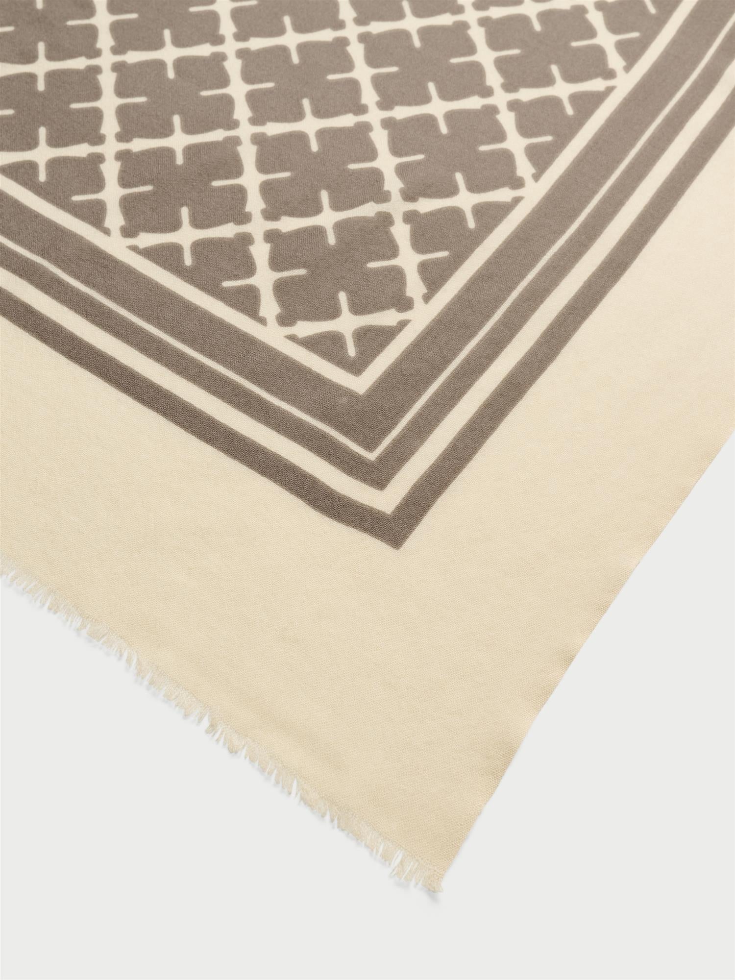 CORNELIS skjerf fra By Malene Birger i fargen kremfarget, laget i 100% ull med Signatur Flower-print og frynser i kantene.
