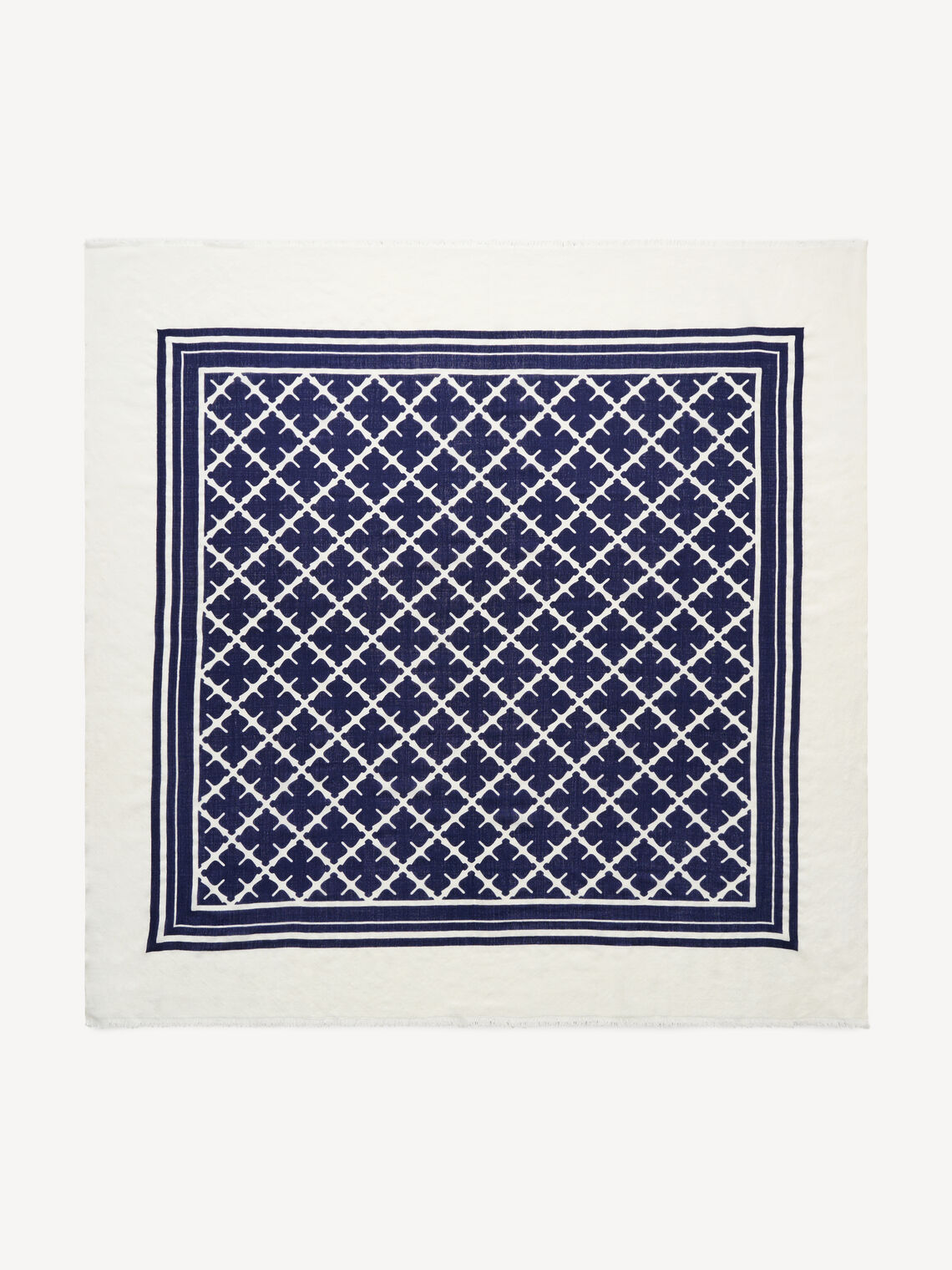 By Malene Birger CORNELIS ullskjerf i mørkebla med Signatur Flower-print og frynser langs kantene. 100% ull.