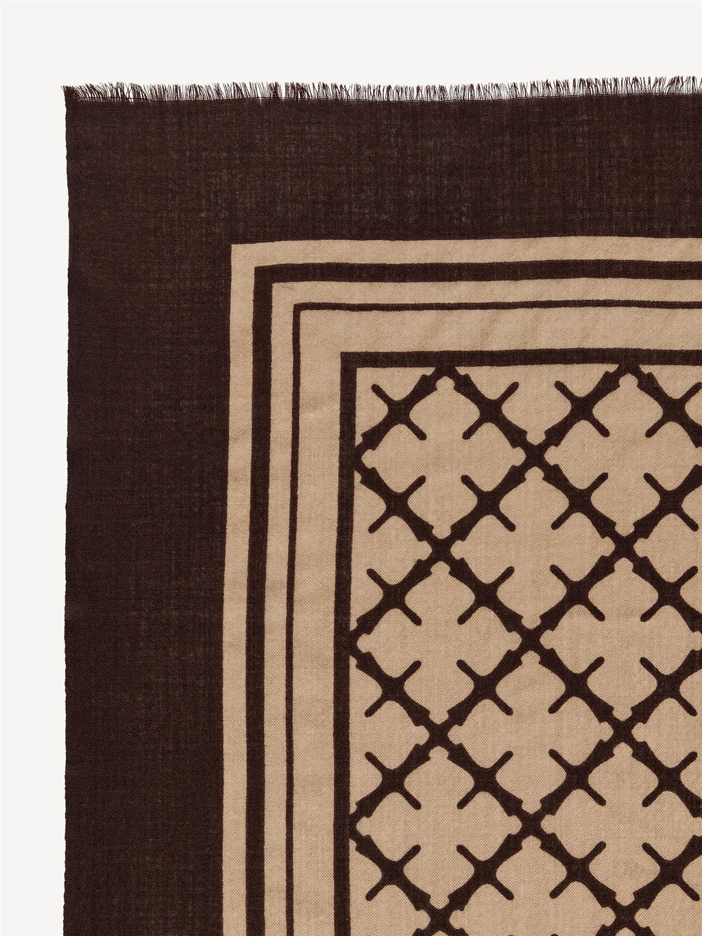 By Malene Birger Cornelis skjerf i mørkebrun, laget av 100% ull med Signature Flower-print og små frynser på sidene.