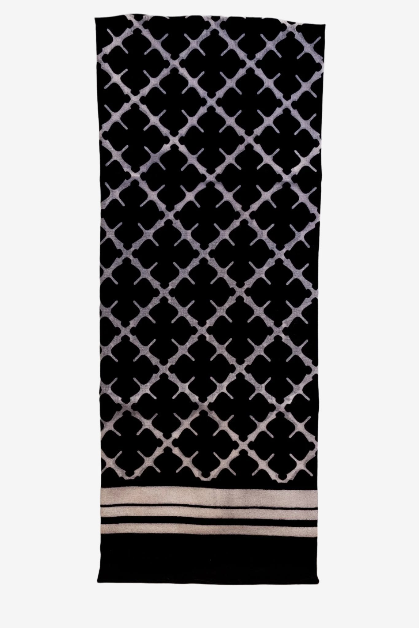 By Malene Birger Cornelis skjerf i sort, laget av 100% ull med Signature Flower-print og små frynser på sidene.