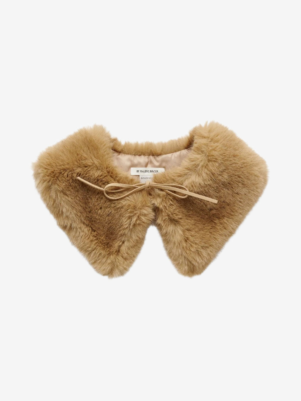 By Malene Birger Cowie skjerf i brun imitert pels, av polyester.