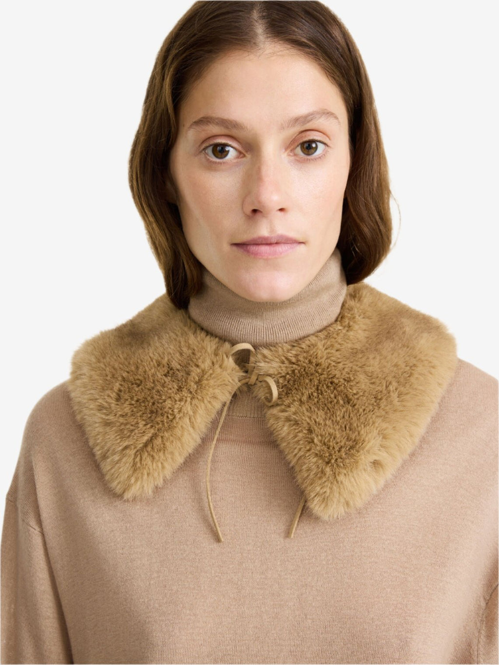By Malene Birger Cowie skjerf i brun imitert pels av polyester, knytes i halsen med smale skinnsnorer.